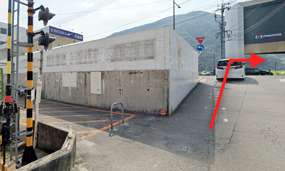 中島駅を出ましたら、国道191号の道を右折します。